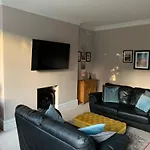 شقة Georgian Townhouse - Garden Oasis *