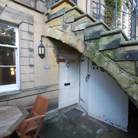 Georgian Townhouse - Garden Oasis Apartment *
