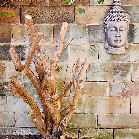 Georgian Townhouse - Garden Oasis Apartment *