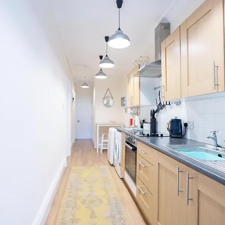 Georgian Townhouse - Garden Oasis דירה וויטבי
