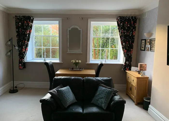 شقة Georgian Townhouse - Garden Oasis ويتبي