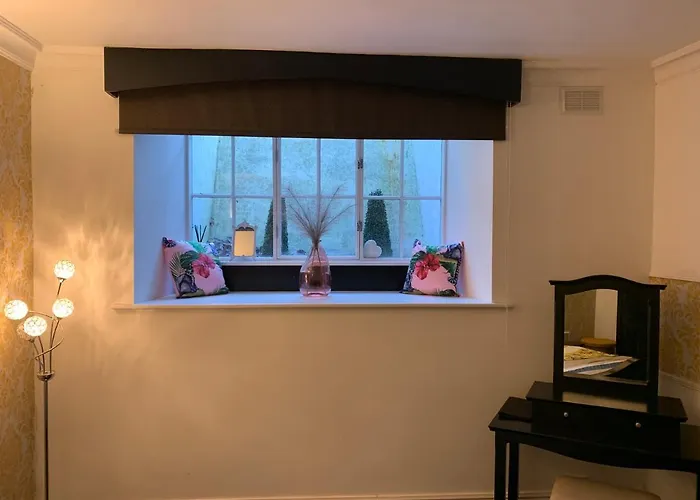 Georgian Townhouse - Garden Oasis * ويتبي