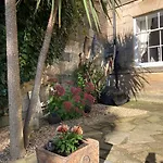 Georgian Townhouse - Garden Oasis Апартаменты *
